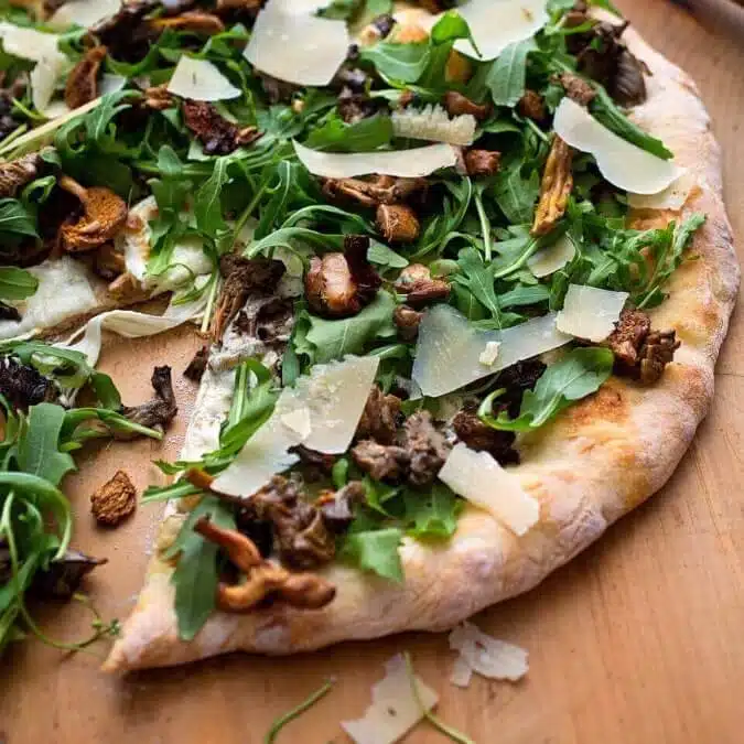 Pizza aux champignons sauvages avec roquette et pecorino