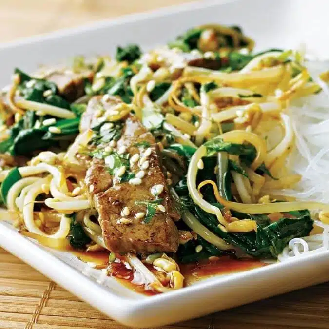 Sauce coréenne au bœuf et nouilles soba au sarrasin cuites