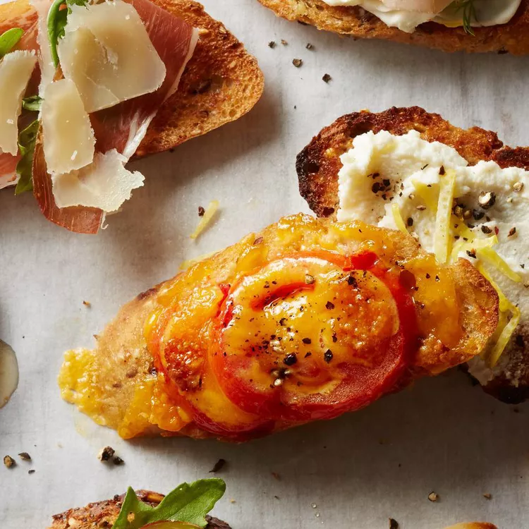 Toasts aux tomates et au fromage cheddar