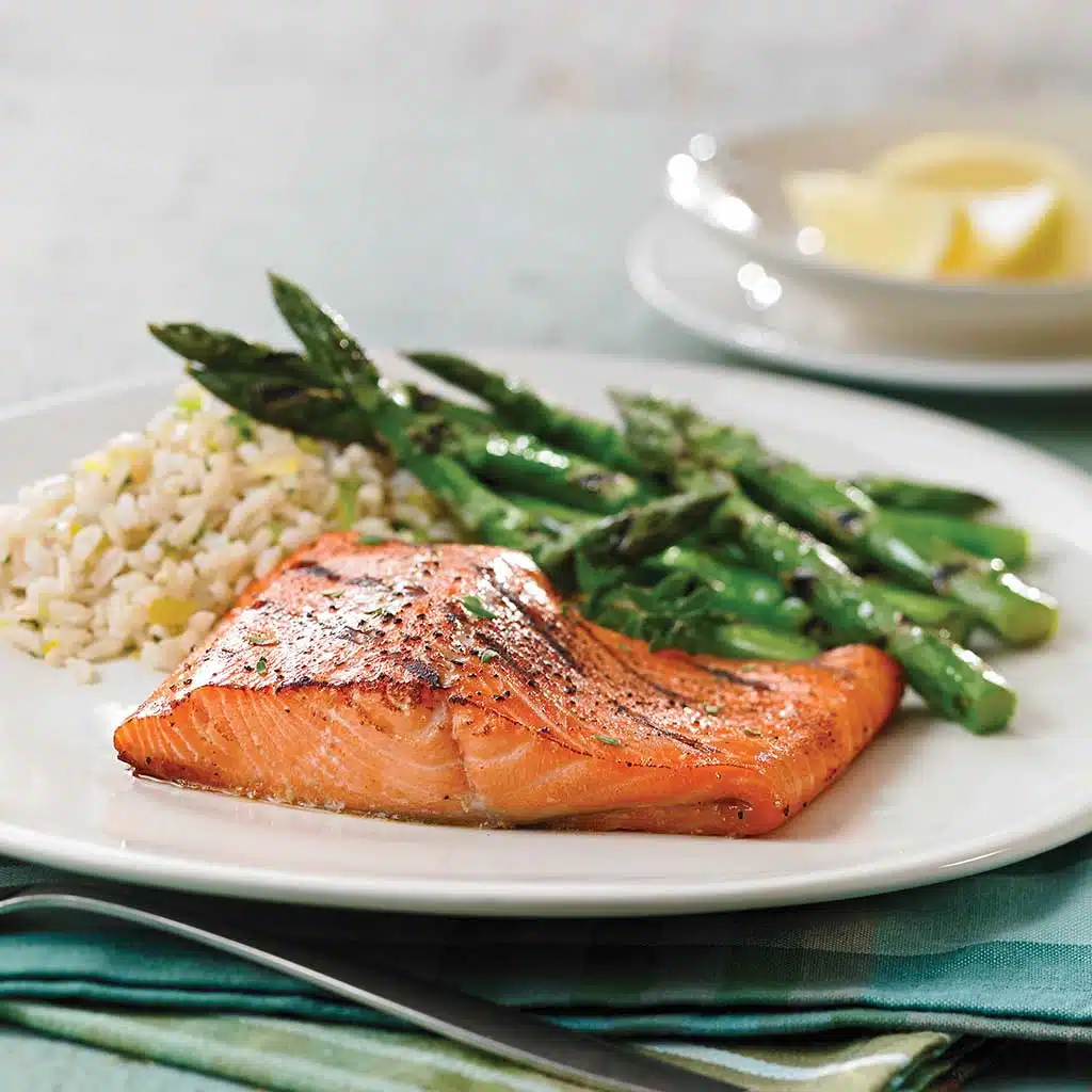 saumon grillé avec haricots verts, asperges et riz brun